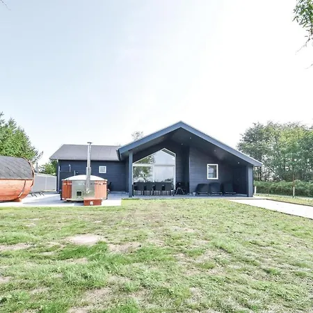 Five-bedroom Holiday In Otterup