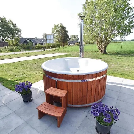 Five-bedroom Holiday In Otterup